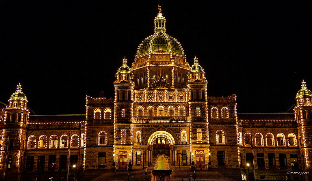 REGIERUNGSGEBAEUDE BEI NACHT VICTORIA CANADA