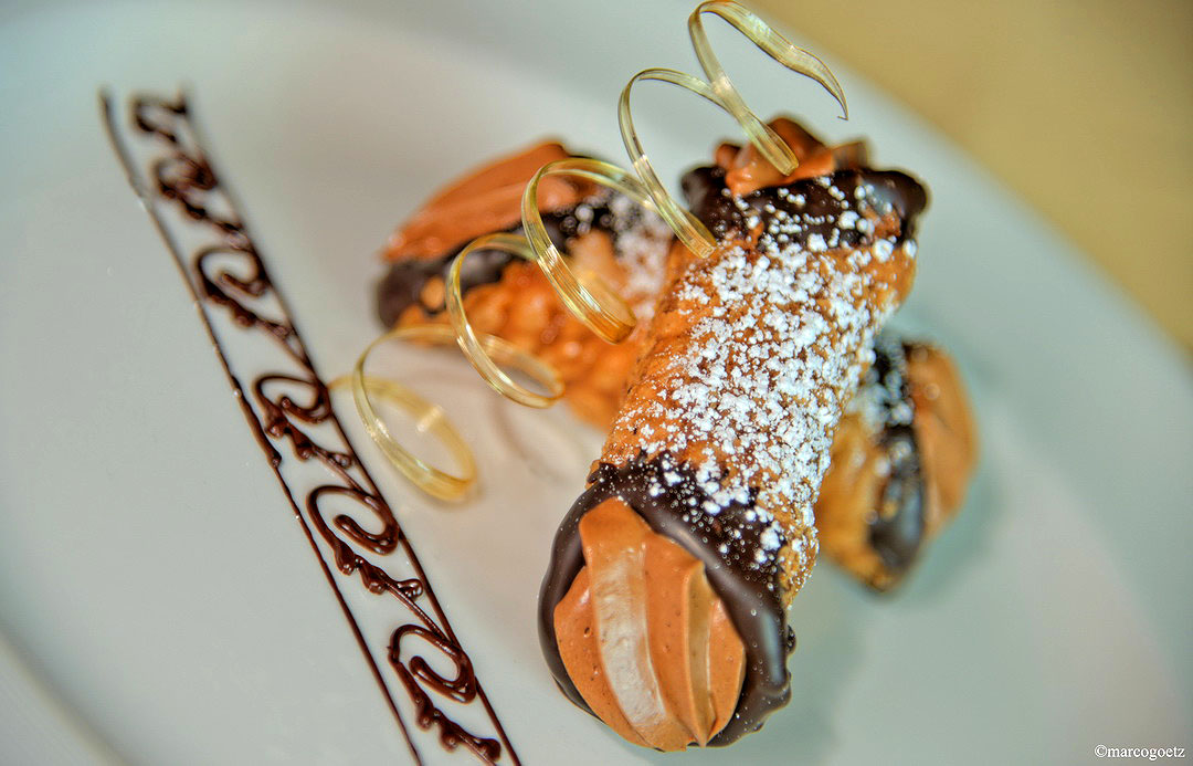 CANNOLI ITALIAN DESSERT