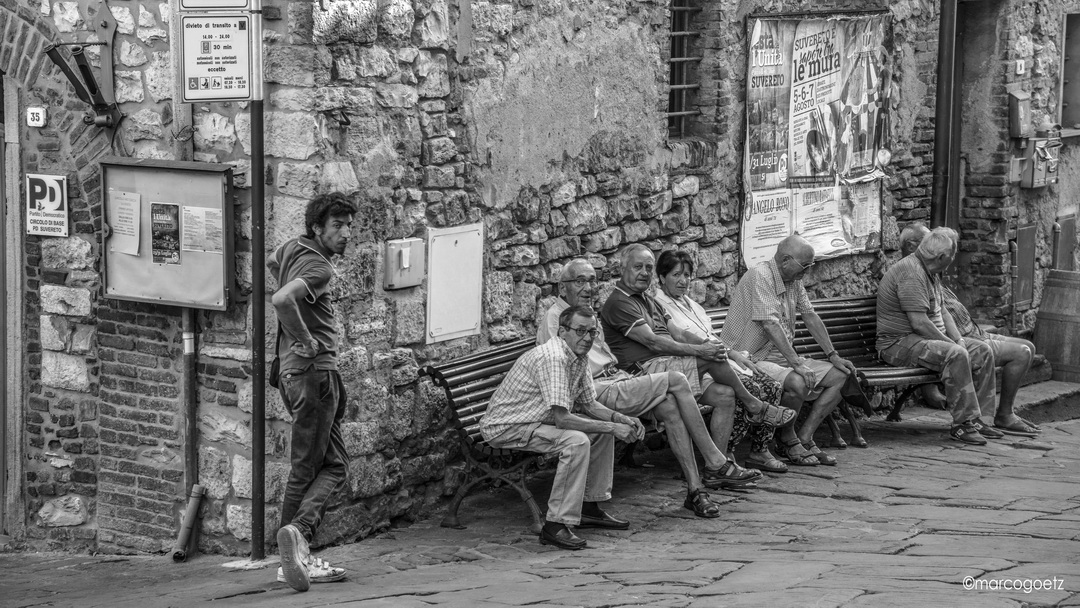 PEOPLE IN THE VILLAGE CENTRE SUVERETO ITALY