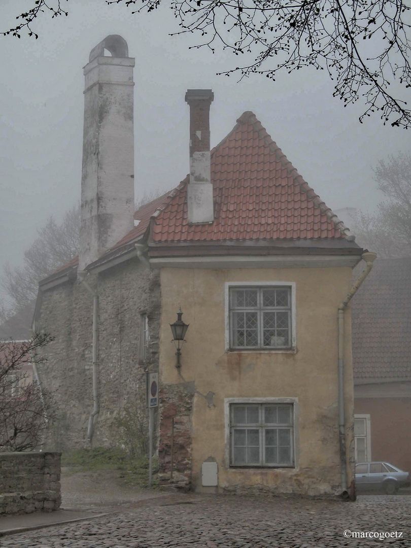 HAUS IM NEBEL TALLIN ESTLAND