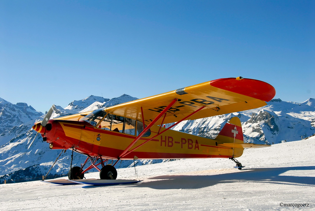 PIPER FLUGZEUG MAENNLICHEN BERNER OBERLAND SWITZERLAND